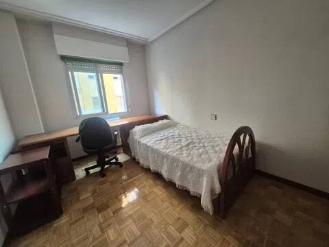Room 100 m², Ávila