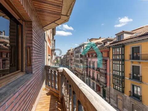 Piso de 131 m² en Oviedo