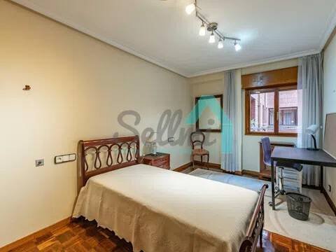 Piso de 131 m² en Oviedo