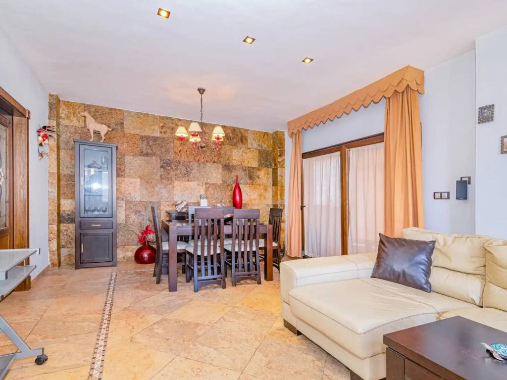 Casa de 350 m² en Las Gabias