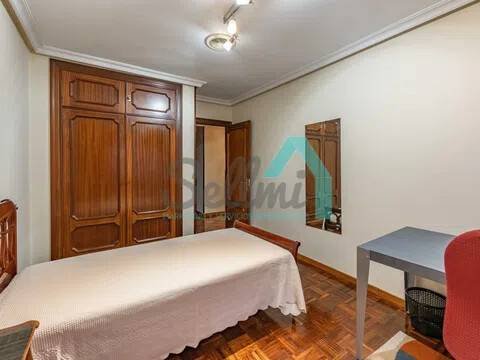 Piso de 131 m² en Oviedo