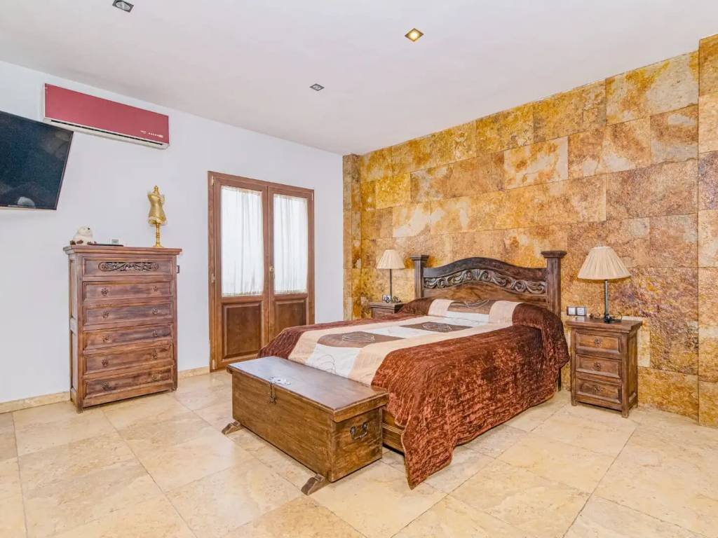 Casa de 350 m² en Las Gabias