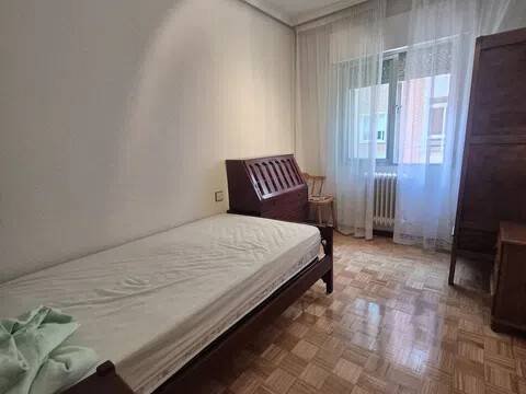 Room 100 m², Ávila