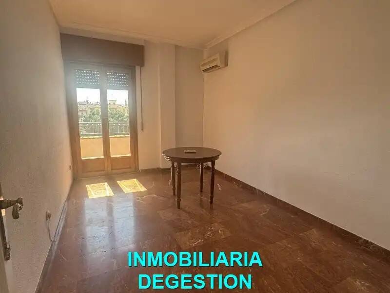 Piso de 190 m² en Linares