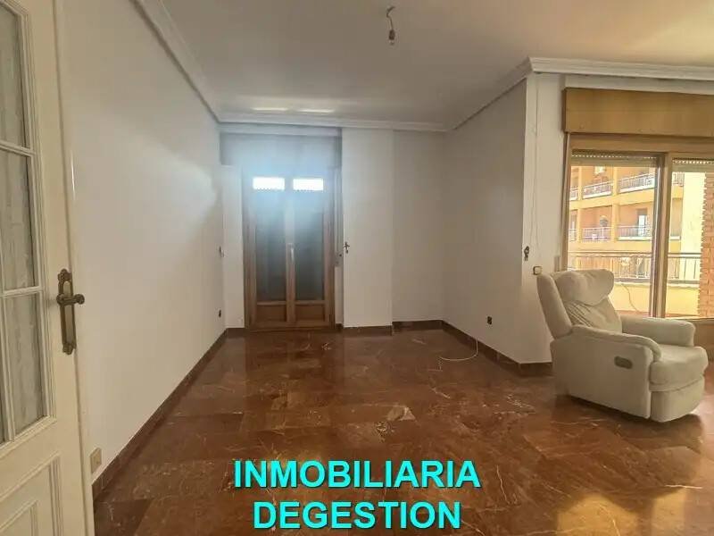 Piso de 190 m² en Linares