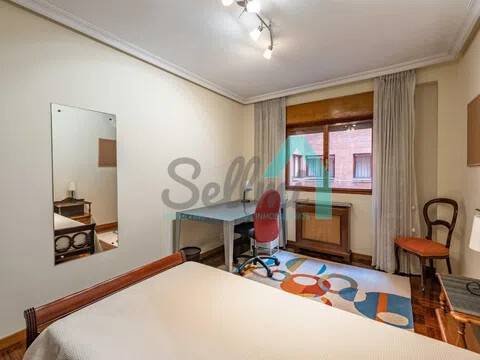Piso de 131 m² en Oviedo