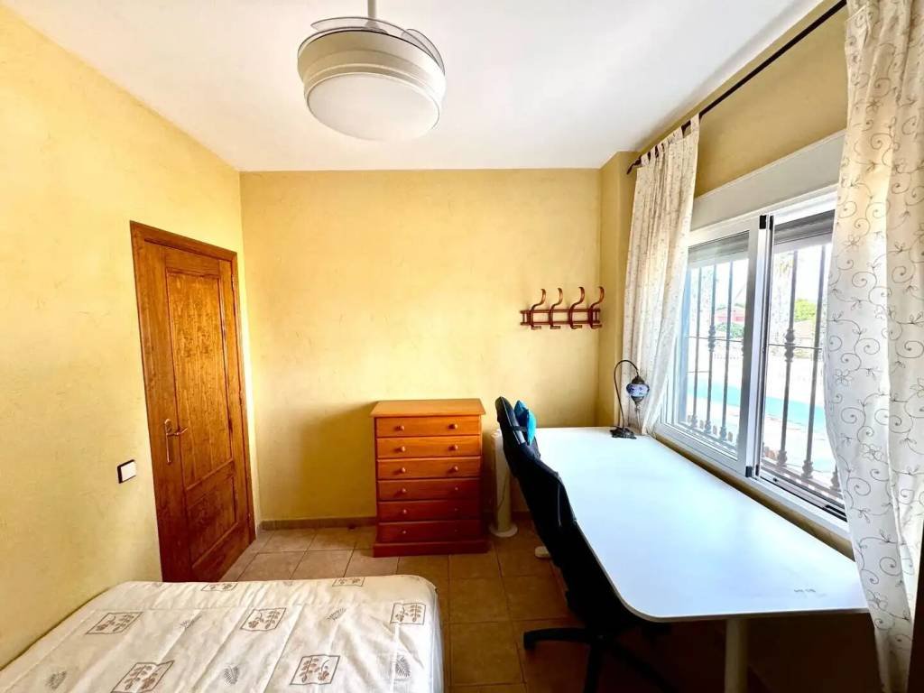 Casa de 150 m² en Jacarilla