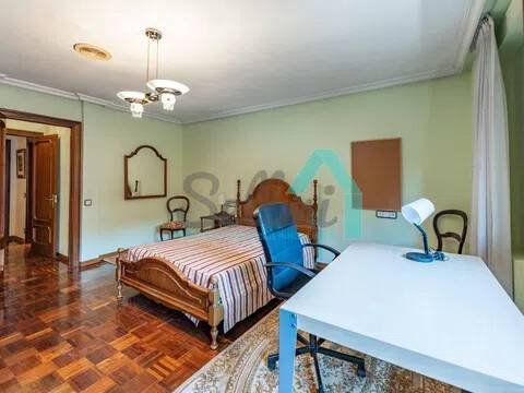 Piso de 131 m² en Oviedo