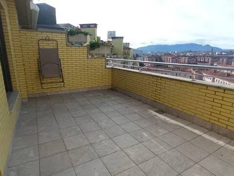 Piso de 93 m² en Oviedo