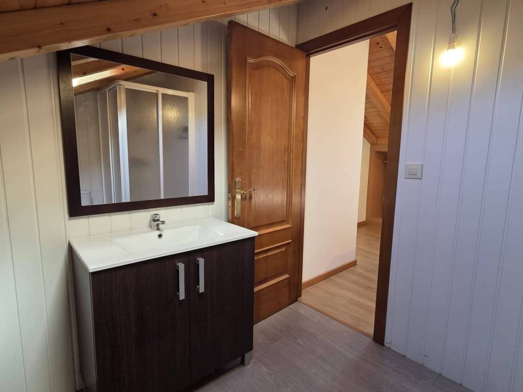 Casa de 180 m² en Teo
