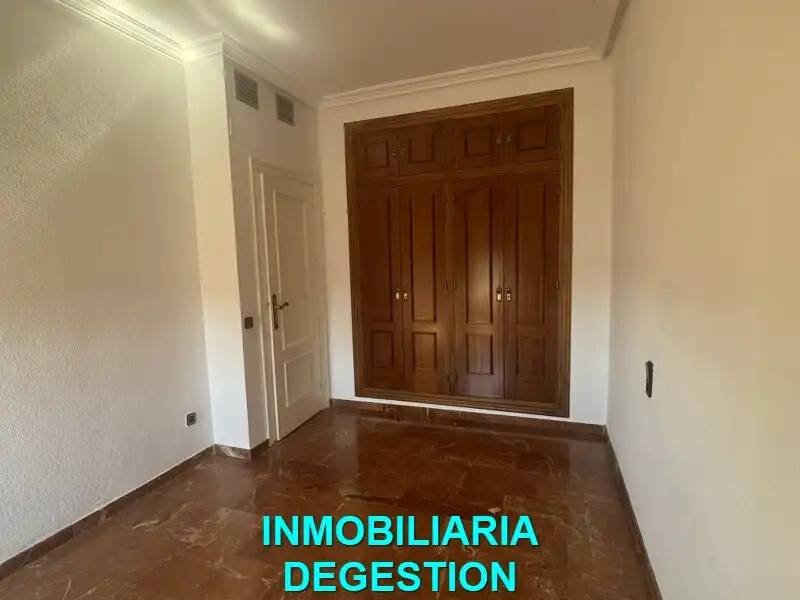 Piso de 190 m² en Linares