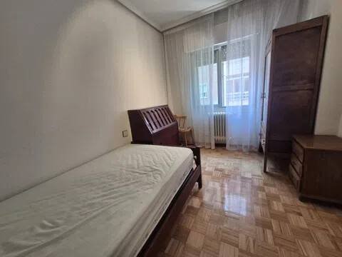 Room 100 m², Ávila